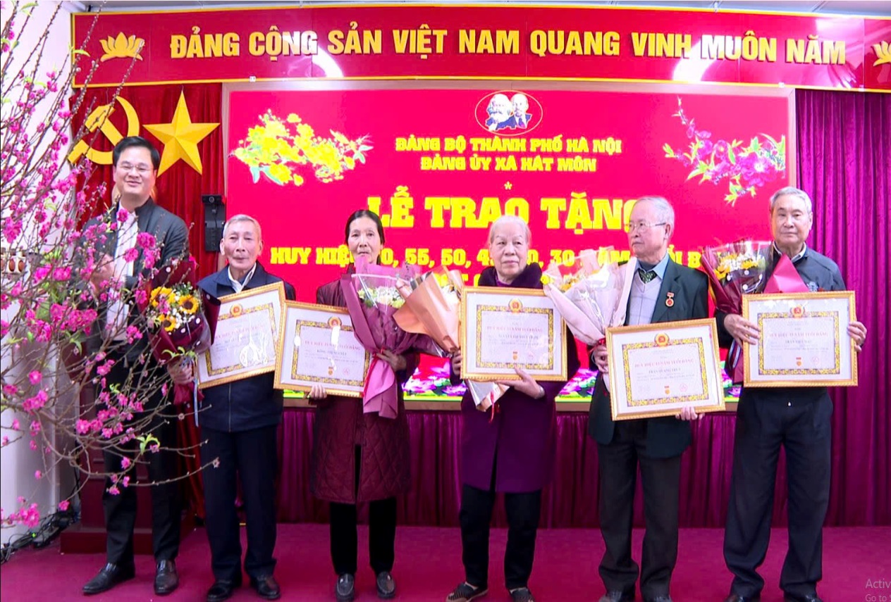 Đảng bộ xã Hát Môn tổ chức Lễ trao tặng Huy hiệu Đảng đợt 3/2/2026- Ảnh 3.