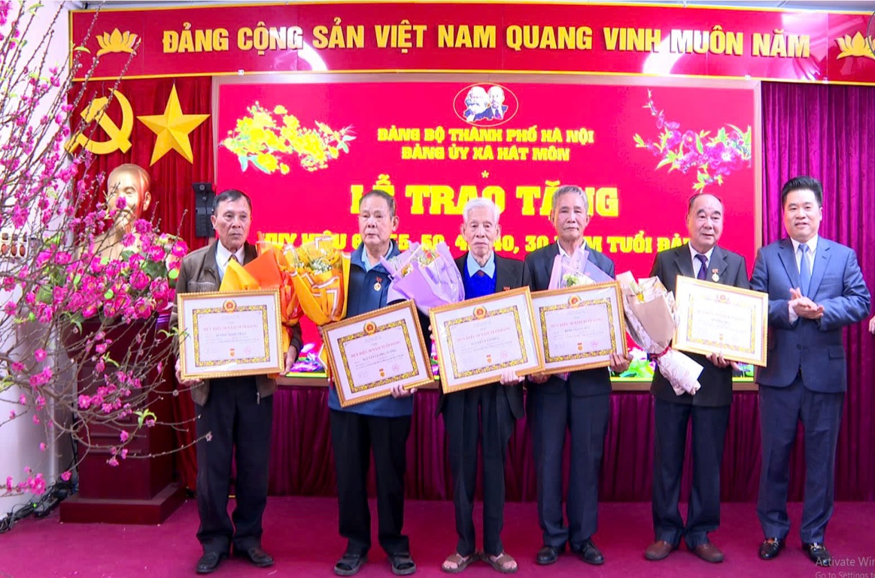 Đảng bộ xã Hát Môn tổ chức Lễ trao tặng Huy hiệu Đảng đợt 3/2/2026- Ảnh 4.