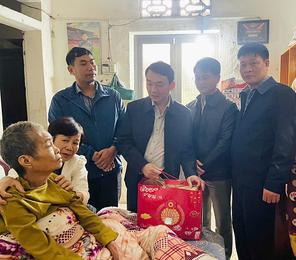 Đồng chí Bí thư Đảng ủy xã thăm tặng quà gia đình người có công với cách mạng nhân dịp chuẩn bị đón tết Nguyên Đán 2026- Ảnh 1.