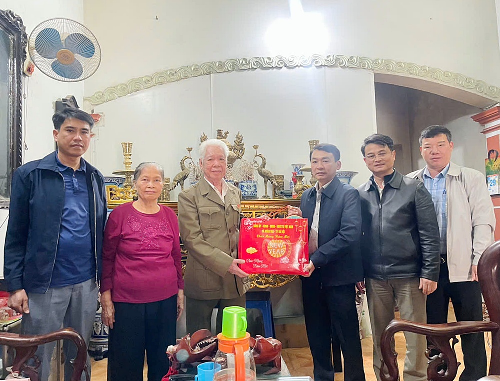 Đồng chí Bí thư Đảng ủy xã thăm tặng quà gia đình người có công với cách mạng nhân dịp chuẩn bị đón tết Nguyên Đán 2026- Ảnh 2.