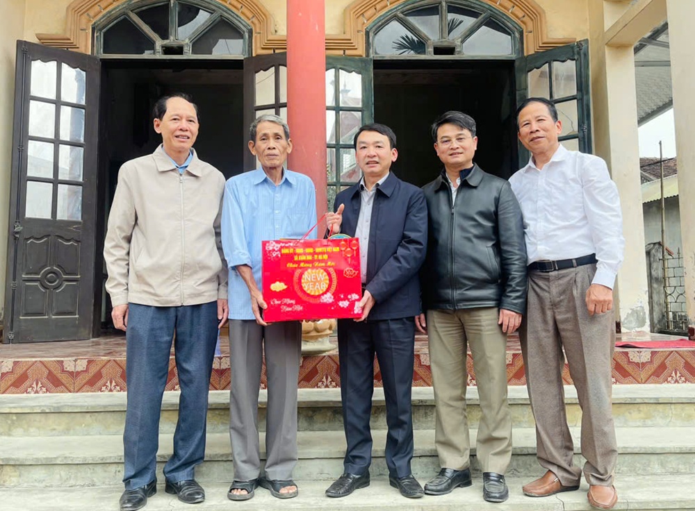 Đồng chí Bí thư Đảng ủy xã thăm tặng quà gia đình người có công với cách mạng nhân dịp chuẩn bị đón tết Nguyên Đán 2026- Ảnh 3.