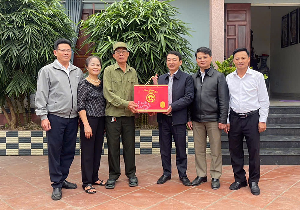 Đồng chí Bí thư Đảng ủy xã thăm tặng quà gia đình người có công với cách mạng nhân dịp chuẩn bị đón tết Nguyên Đán 2026- Ảnh 4.