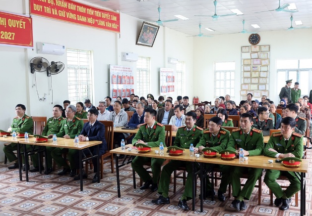 Cụm thi đua số 16 Công an thành phố Hà Nội tặng 30 suất quà đến các hộ gia đình có hoàn cảnh khó khăn trên địa bàn xã Xuân Mai- Ảnh 1.