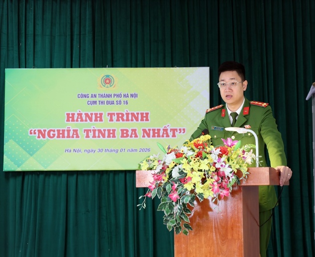 Cụm thi đua số 16 Công an thành phố Hà Nội tặng 30 suất quà đến các hộ gia đình có hoàn cảnh khó khăn trên địa bàn xã Xuân Mai- Ảnh 2.