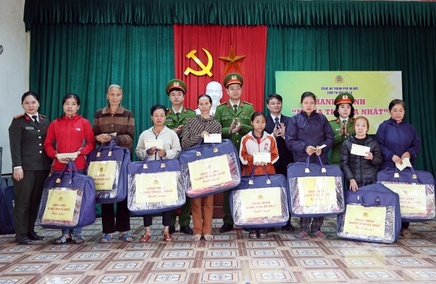 Cụm thi đua số 16 Công an thành phố Hà Nội tặng 30 suất quà đến các hộ gia đình có hoàn cảnh khó khăn trên địa bàn xã Xuân Mai- Ảnh 3.