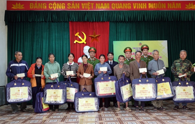 Cụm thi đua số 16 Công an thành phố Hà Nội tặng 30 suất quà đến các hộ gia đình có hoàn cảnh khó khăn trên địa bàn xã Xuân Mai- Ảnh 4.
