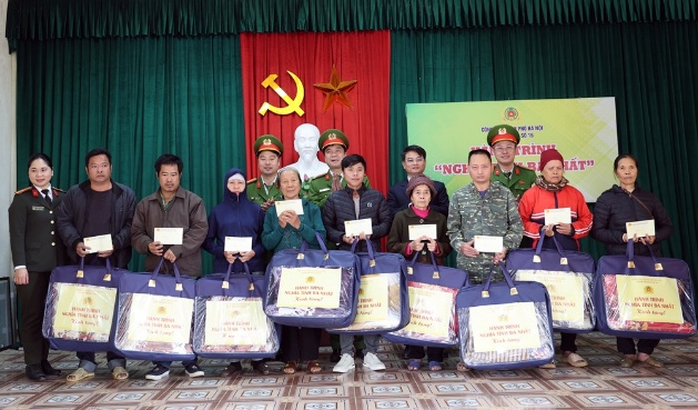 Cụm thi đua số 16 Công an thành phố Hà Nội tặng 30 suất quà đến các hộ gia đình có hoàn cảnh khó khăn trên địa bàn xã Xuân Mai- Ảnh 5.