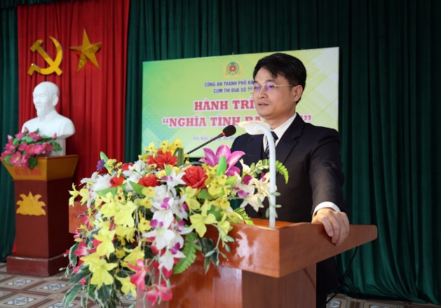 Cụm thi đua số 16 Công an thành phố Hà Nội tặng 30 suất quà đến các hộ gia đình có hoàn cảnh khó khăn trên địa bàn xã Xuân Mai- Ảnh 6.