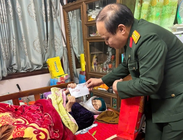 Hội Cựu chiến binh xã Mỹ Đức thăm, tặng quà Mẹ Việt Nam anh hùng Dương Thị Hạt nhân dịp Tết Bính Ngọ 2026- Ảnh 1.