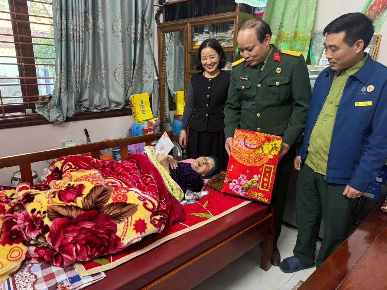 Hội Cựu chiến binh xã Mỹ Đức thăm, tặng quà Mẹ Việt Nam anh hùng Dương Thị Hạt nhân dịp Tết Bính Ngọ 2026- Ảnh 2.