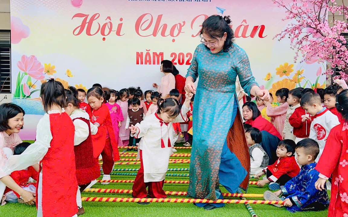 Ảnh: Cô giáo Hiệu trưởng Nguyễn Thị Linh  