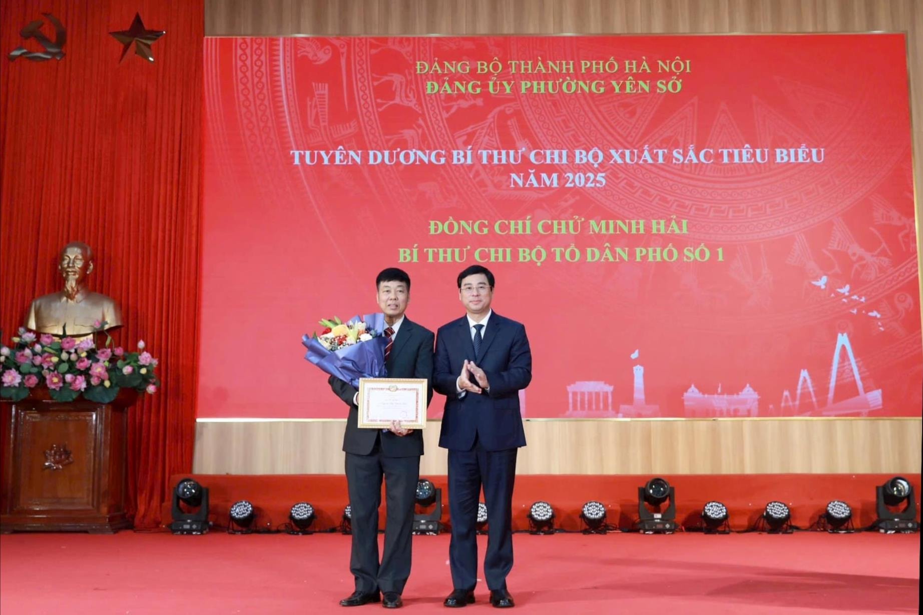 Đảng bộ phường Yên Sở trao Huy hiệu Đảng đợt 3-2- Ảnh 4.