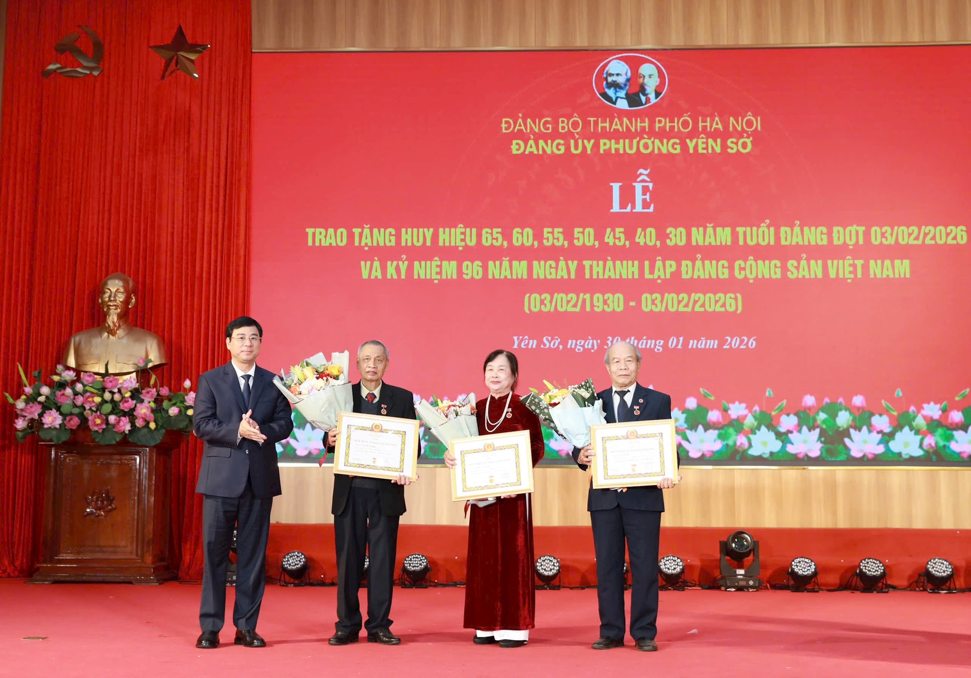 Đảng bộ phường Yên Sở trao Huy hiệu Đảng đợt 3-2- Ảnh 2.