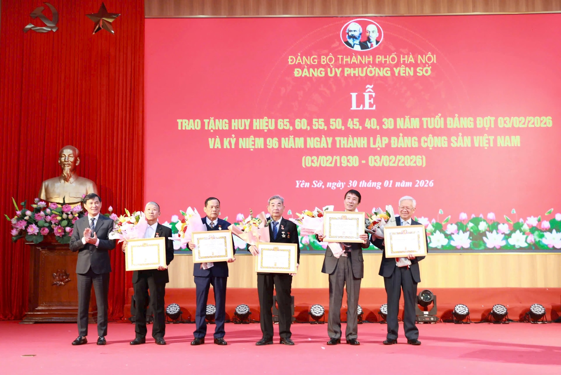 Đảng bộ phường Yên Sở trao Huy hiệu Đảng đợt 3-2- Ảnh 3.