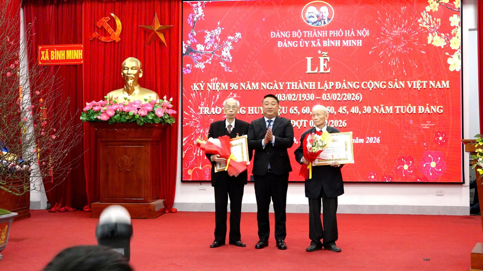 Xã Bình Minh: Trang trọng tổ chức lễ kỷ niệm 96 năm Ngày thành lập Đảng và trao Huy hiệu Đảng đợt 3/2