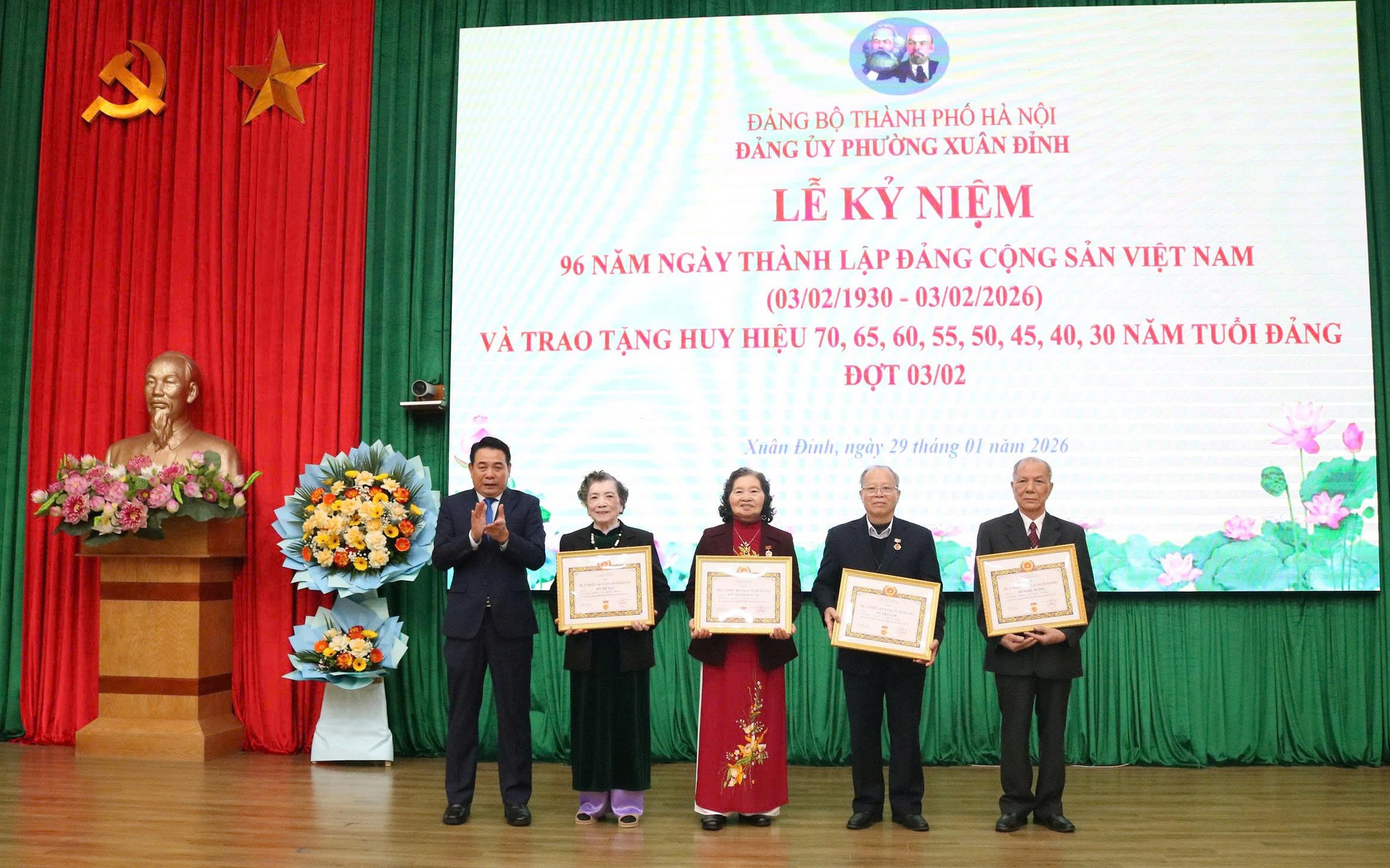 Phường Xuân Đỉnh: kỷ niệm 96 năm Ngày thành lập Đảng và trao tặng Huy hiệu Đảng cho 59 đảng viên