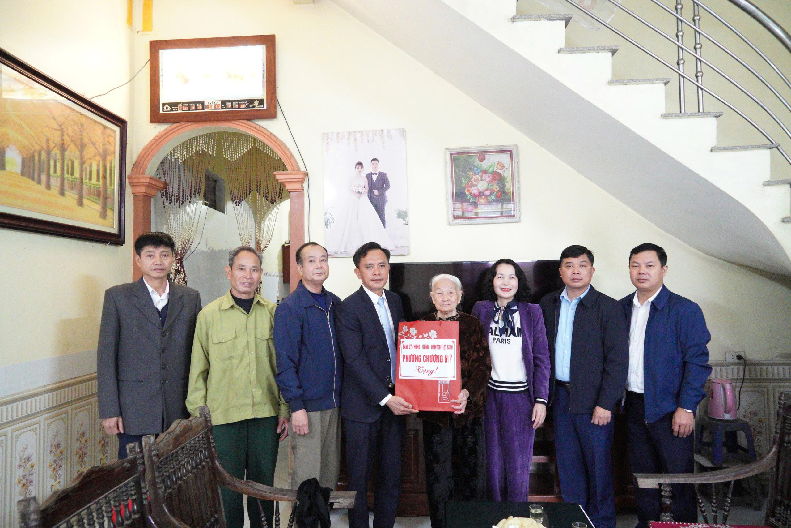 Phường Chương Mỹ đã tổ chức nhiều Đoàn thăm, tặng quà người cao tuổi tròn 100 tuổi, người có công với cách mạng và thân nhân liệt sĩ trên địa bàn- Ảnh 2.