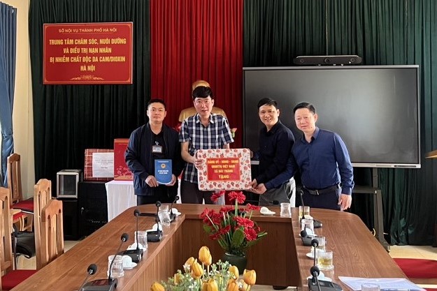 Xã Bát Tràng thăm, tặng quà Trung tâm chăm sóc nạn nhân chất độc da cam/dioxin nhân dịp Tết Bính Ngọ 2026- Ảnh 1.