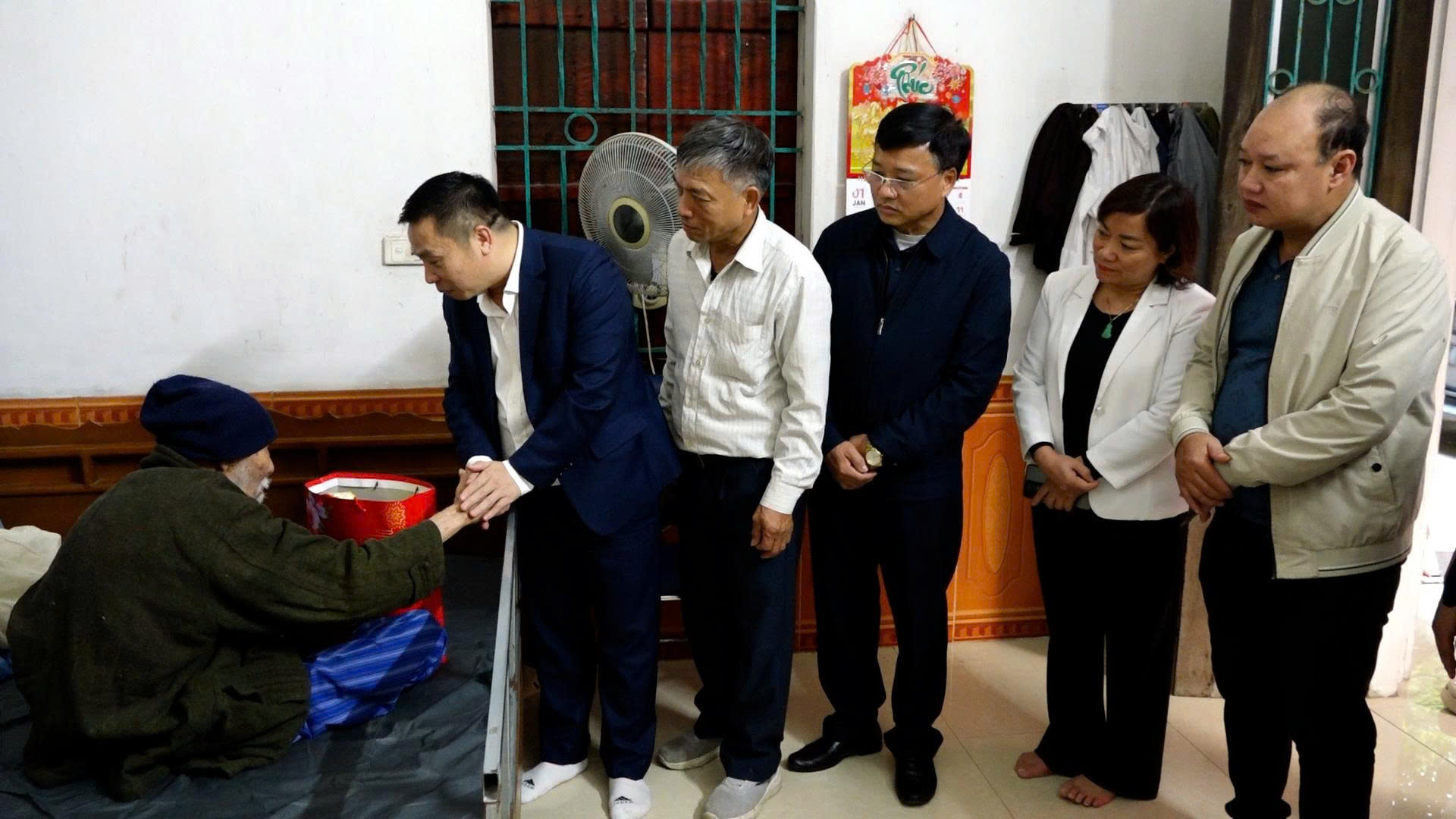 Lãnh đạo xã Bình Minh thăm, tặng quà người có công nhân dịp Tết Nguyên đán Bính Ngọ năm 2026