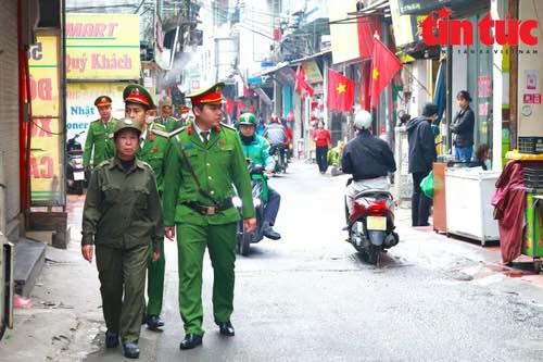 HÀ NỘI GIẢI TỎA CHỢ CÓC, XÓA CẢNH LẤN ĐƯỜNG, CHIẾM PHỐ - Ảnh 2.