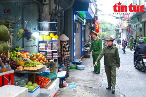 HÀ NỘI GIẢI TỎA CHỢ CÓC, XÓA CẢNH LẤN ĐƯỜNG, CHIẾM PHỐ - Ảnh 3.