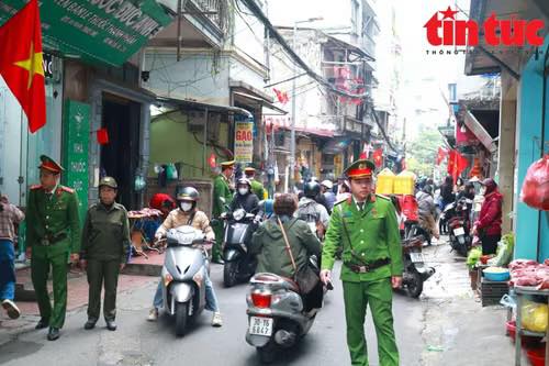 HÀ NỘI GIẢI TỎA CHỢ CÓC, XÓA CẢNH LẤN ĐƯỜNG, CHIẾM PHỐ - Ảnh 1.