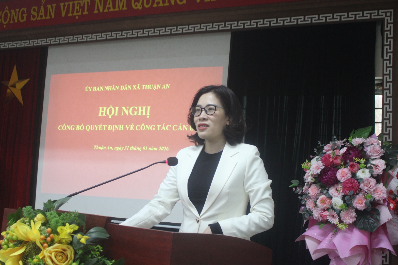 A person standing at a podium  AI-generated content may be incorrect.