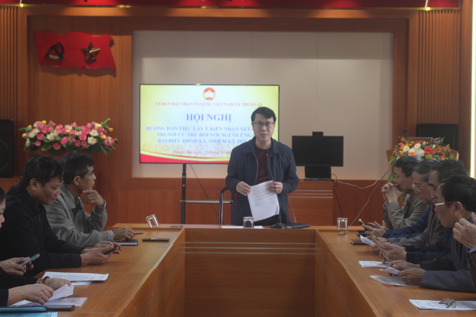 A person giving a presentation to a group of people  AI-generated content may be incorrect.