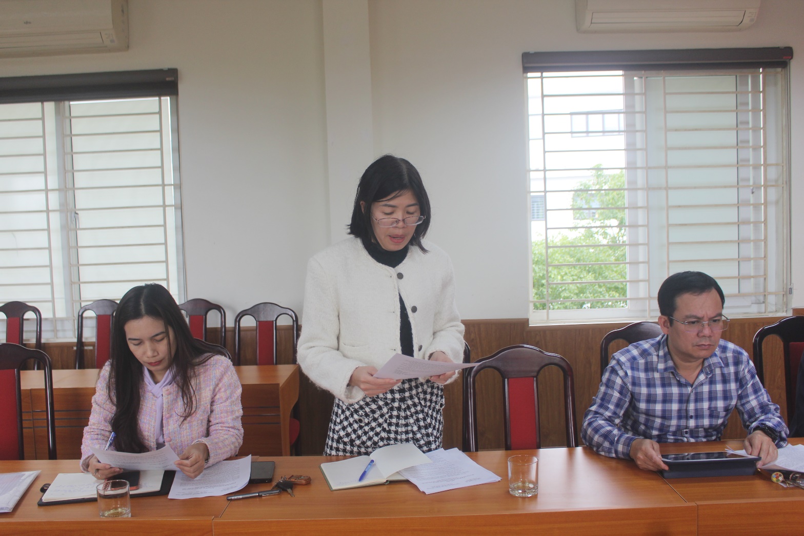 A group of people in a room  AI-generated content may be incorrect.