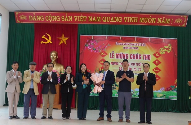 Thôn Đồi Dùng, xã Mỹ Đức tổ chức mừng thọ các cụ cao niên- Ảnh 1.