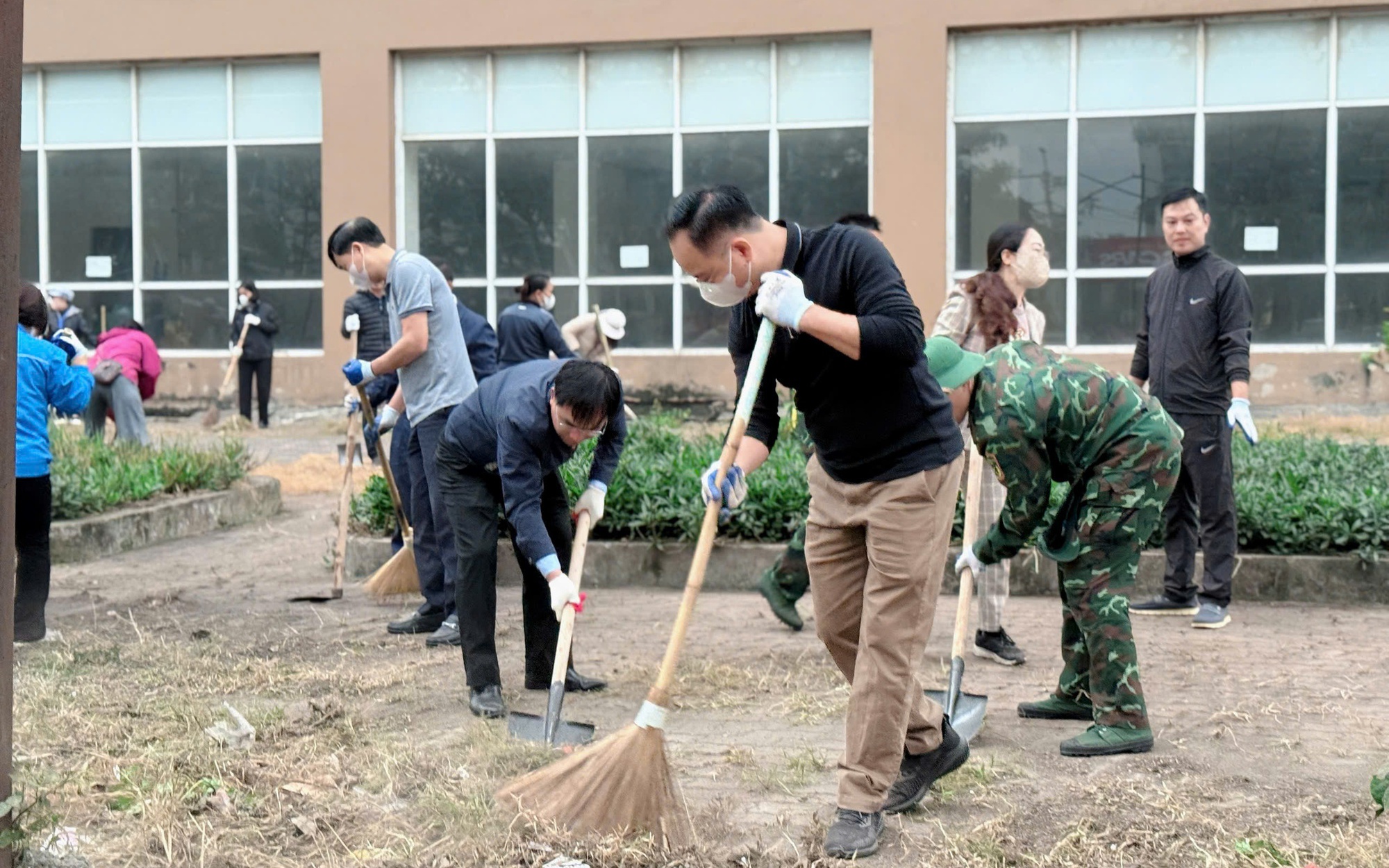 TIN PHÓNG SỰ TRIỂN KHAI CÔNG TÁC TỔNG VẾ SINH MÔI TRƯỜNG KHU VỰC HỒ VĨNH HOÀNG, PHƯỜNG TƯƠNG MAI 