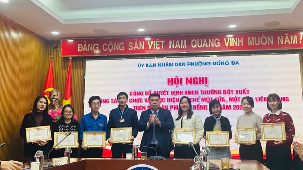 Khen thưởng đột xuất trong công tác thực hiện cơ chế một cửa, một cửa liên thông phường Đống Đa năm 2025- Ảnh 1.