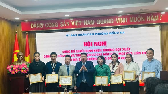 Khen thưởng đột xuất trong công tác thực hiện cơ chế một cửa, một cửa liên thông phường Đống Đa năm 2025- Ảnh 2.
