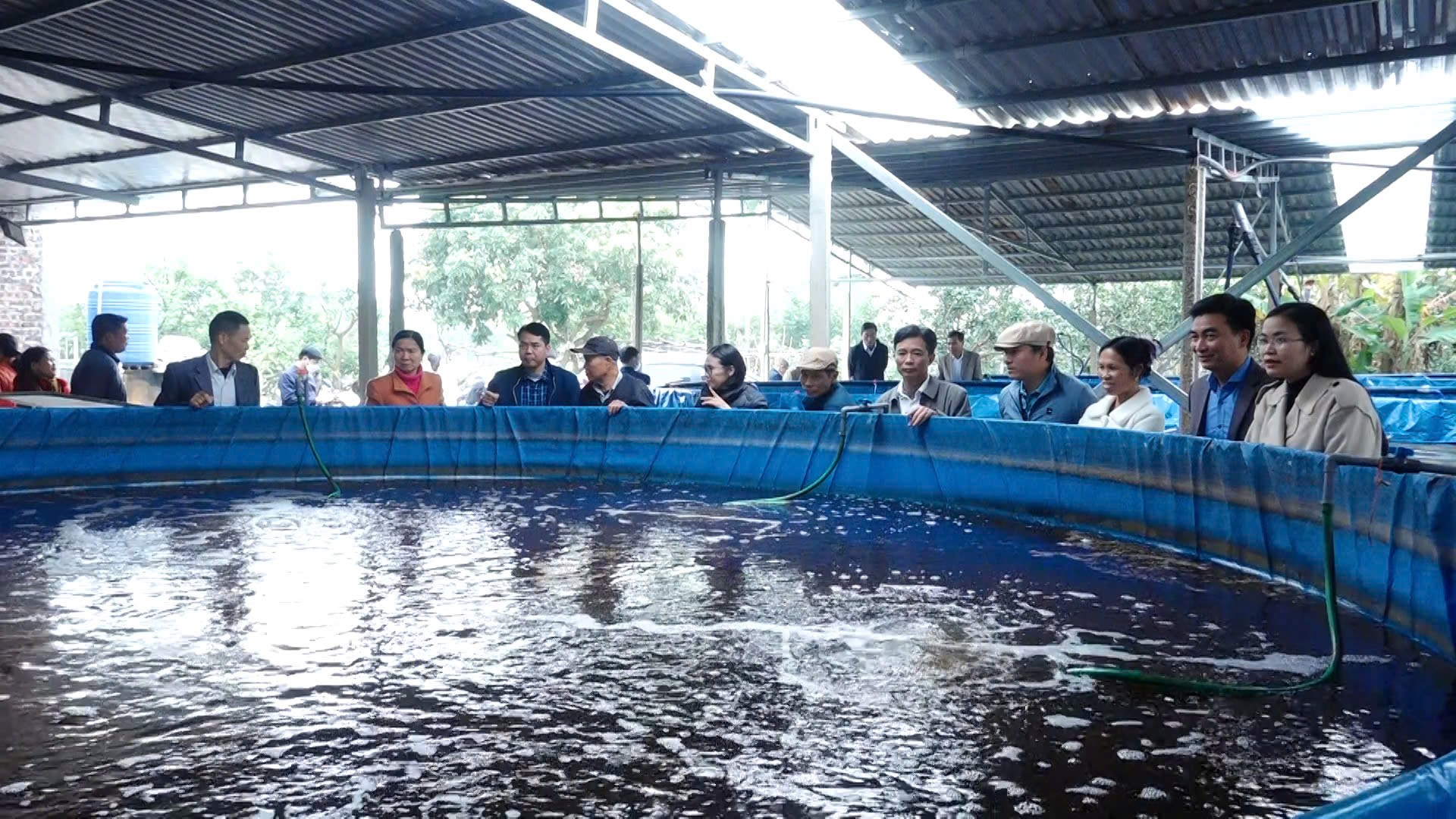 Hội Nông dân xã Hồng Sơn thăm quan mô hình nuôi cá rô phi thương phẩm công nghệ cao tại địa phương- Ảnh 1.