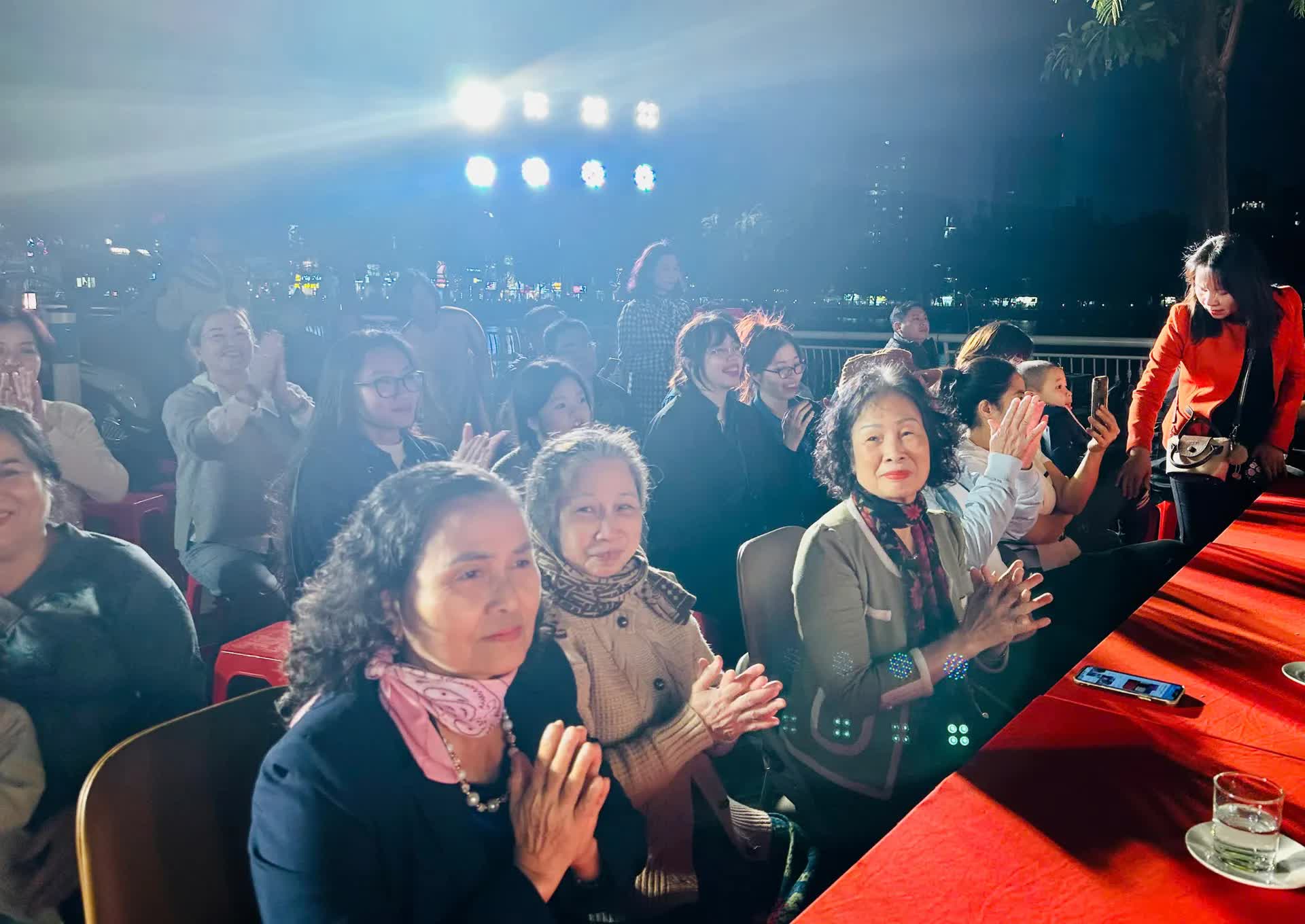 Phường Đống Đa lan tỏa niềm tin với Đảng qua đêm ca múa nhạc chào xuân- Ảnh 1.