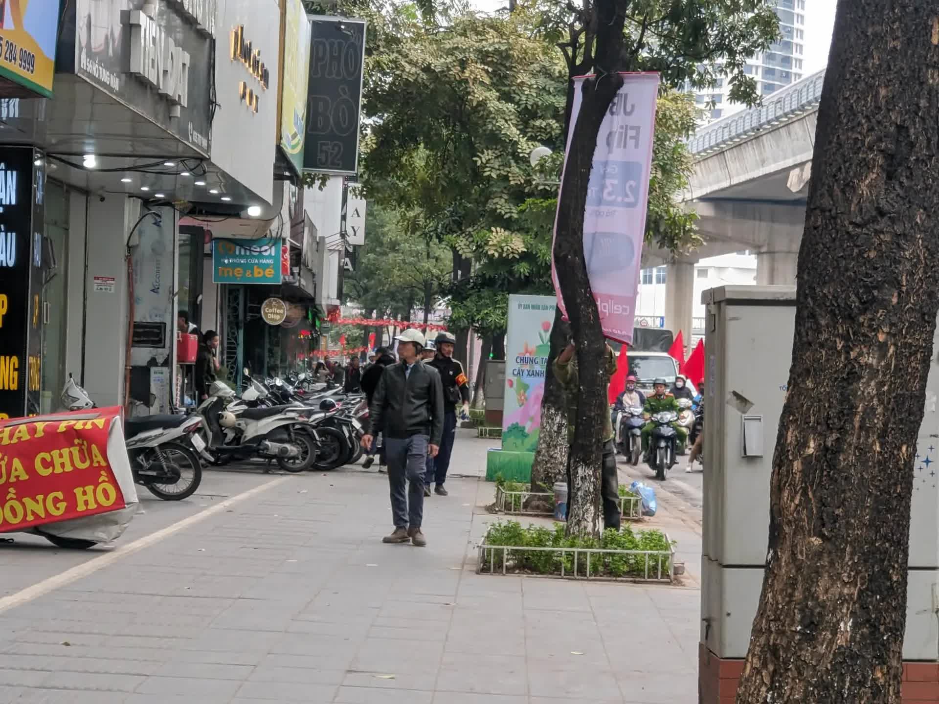 Phường Phú Diễn ra quân giải quyết các điểm nghẽn trật tự đô thị- Ảnh 8.