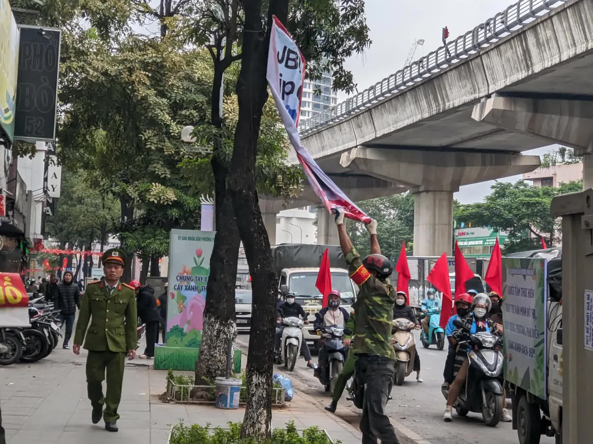 Phường Phú Diễn ra quân giải quyết các điểm nghẽn trật tự đô thị- Ảnh 2.