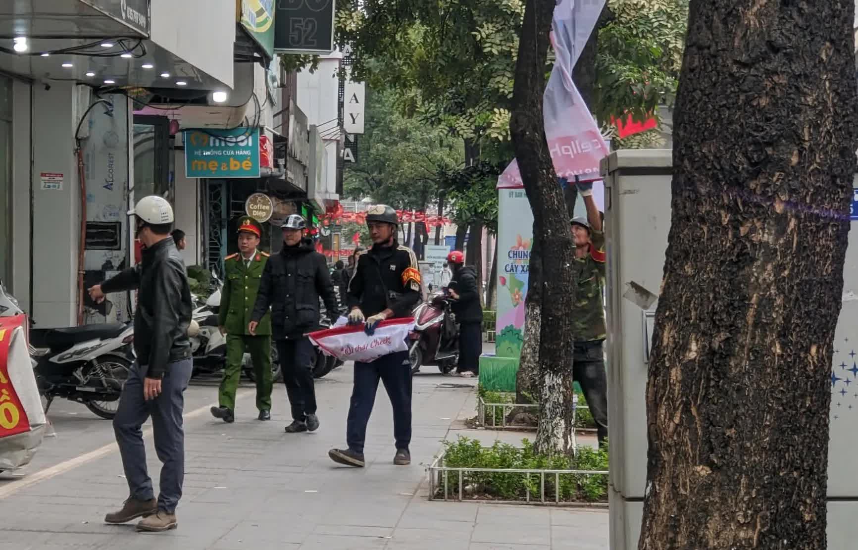 Phường Phú Diễn ra quân giải quyết các điểm nghẽn trật tự đô thị- Ảnh 5.