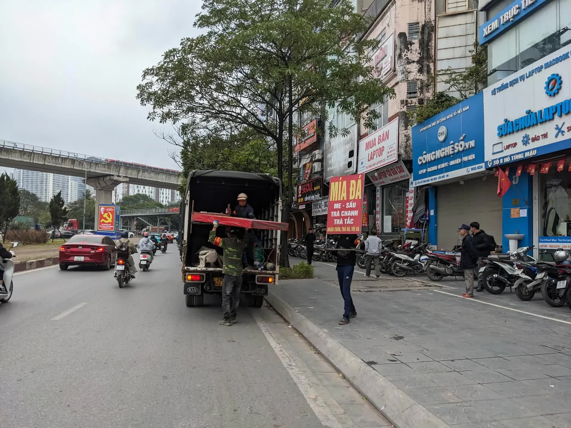 Phường Phú Diễn ra quân giải quyết các điểm nghẽn trật tự đô thị- Ảnh 6.