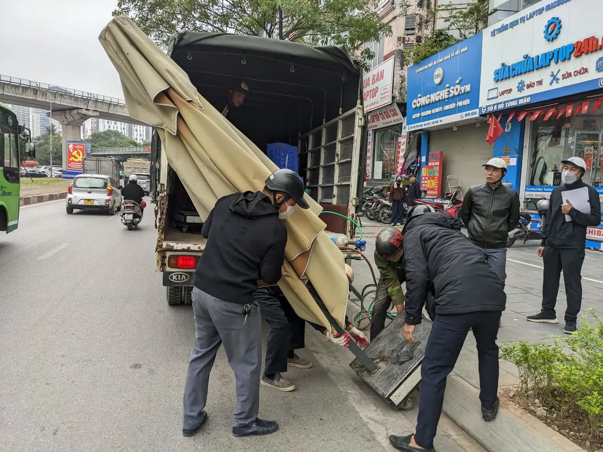 Phường Phú Diễn ra quân giải quyết các điểm nghẽn trật tự đô thị- Ảnh 3.