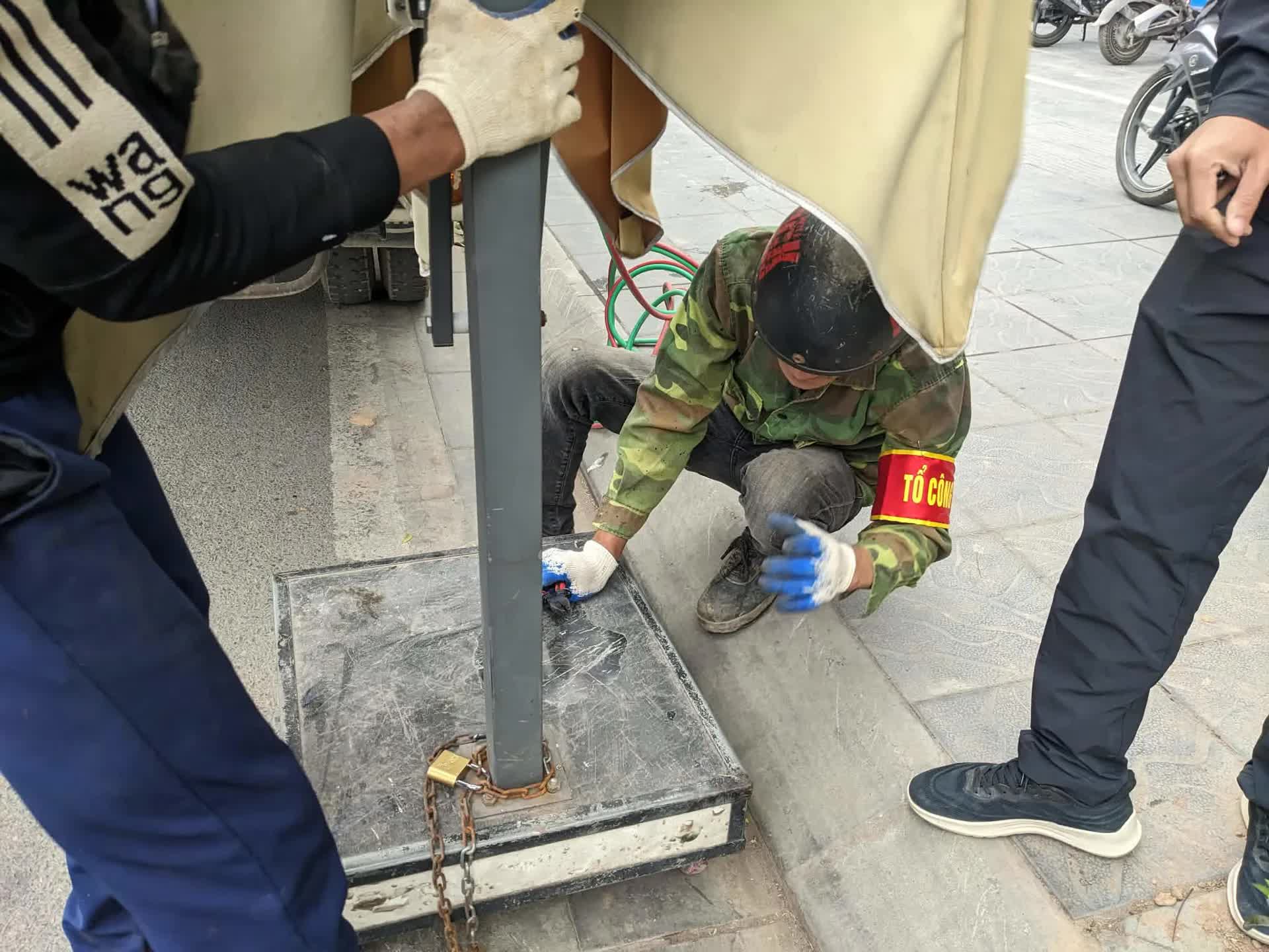 Phường Phú Diễn ra quân giải quyết các điểm nghẽn trật tự đô thị- Ảnh 4.