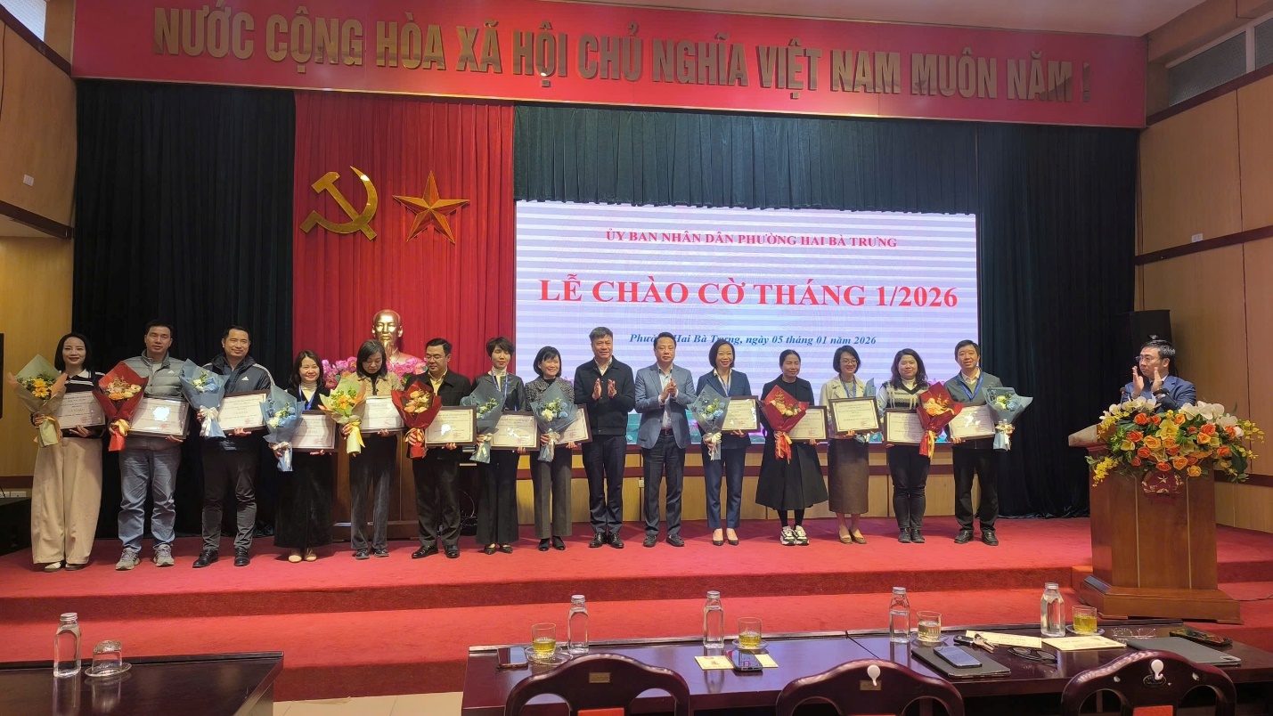 UBND phường Hai Bà Trưng tổ chức Lễ chào cờ đầu năm 2026- Ảnh 3.