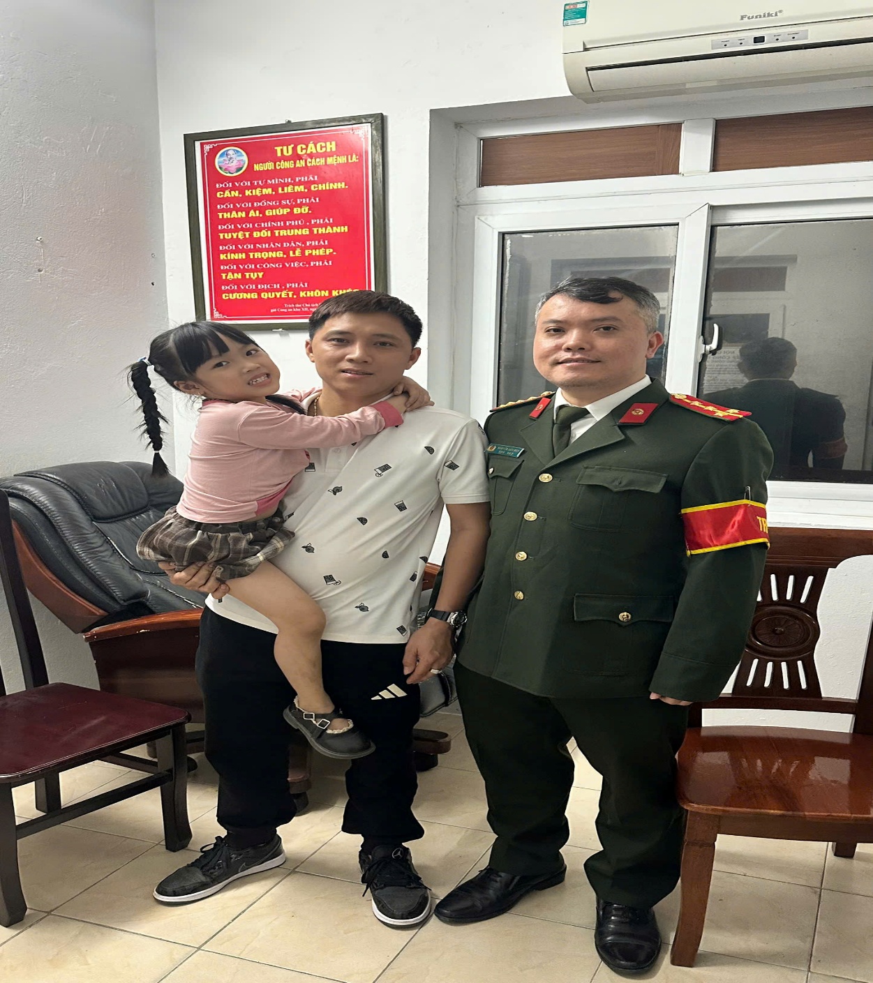 “Nhanh chóng, trách nhiệm: Công an phường Yên Sở giúp trẻ đi lạc về với gia đình an toàn”- Ảnh 2.