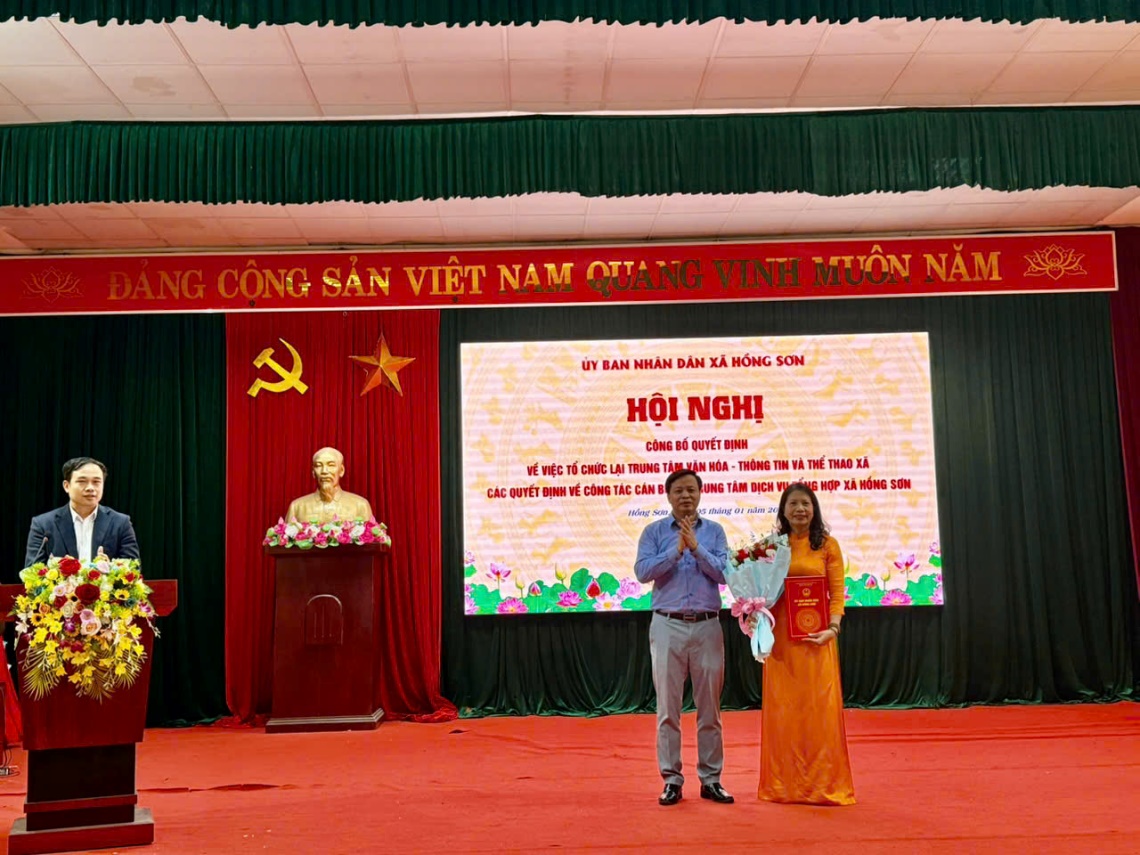 Hồng Sơn công bố Quyết định tổ chức lại Trung tâm Văn hoá - Thông tin và Thể thao thành Trung tâm Dịch vụ tổng hợp- Ảnh 2.