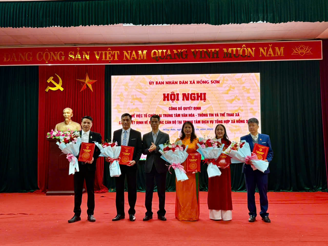 Hồng Sơn công bố Quyết định tổ chức lại Trung tâm Văn hoá - Thông tin và Thể thao thành Trung tâm Dịch vụ tổng hợp- Ảnh 3.