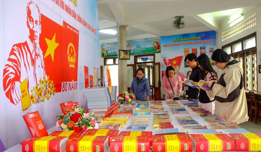 A group of people looking at books on a table  AI-generated content may be incorrect.