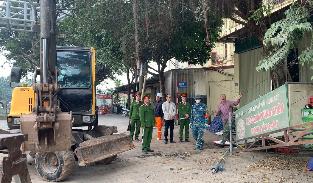 Xã Mỹ Đức ra quân lập lại trật tự đô thị: Quyết tâm xây dựng diện mạo “Sáng – Xanh – Sạch – Đẹp”- Ảnh 3.