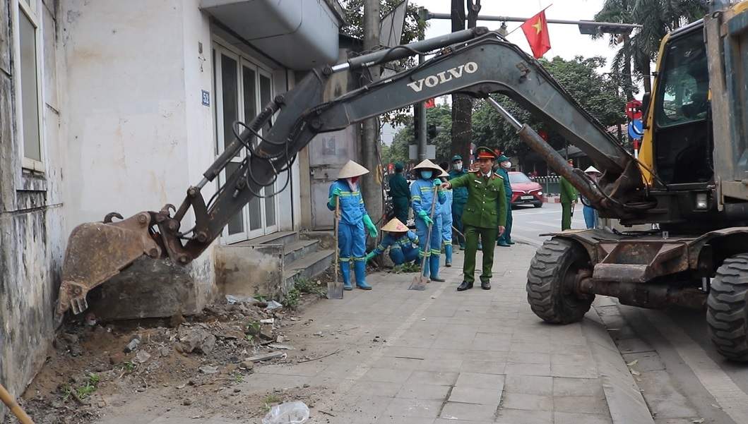 Xã Mỹ Đức ra quân lập lại trật tự đô thị: Quyết tâm xây dựng diện mạo “Sáng – Xanh – Sạch – Đẹp”- Ảnh 4.