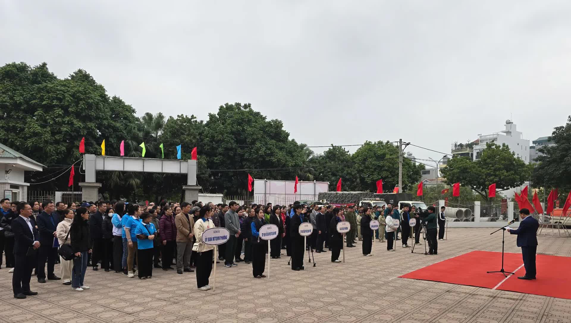 Phường Phú Diễn ra quân giải quyết các điểm nghẽn trật tự đô thị- Ảnh 1.