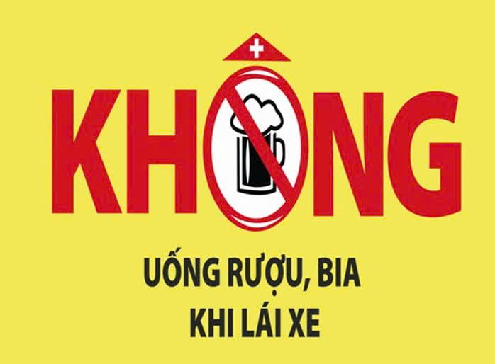 Công an xã Phú Nghĩa đẩy mạnh tuyên truyền phòng ngừa tai nạn giao thông liên quan đến rượu, bia- Ảnh 1.
